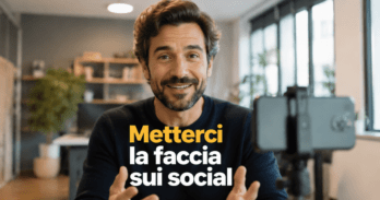 Metterci la faccia sui social: come l'autenticità batte l'anonimato aziendale Professionista sorridente pronto a metterci la faccia sui social girando un video in ufficio luminoso
